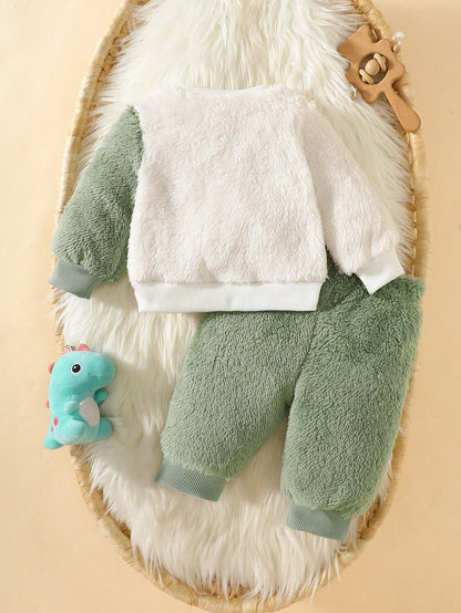Prenda verde conjunto afelpado para bebe con suéter y pantalón vista trasera