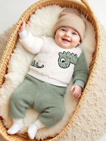 Prenda conjunto afelpado para bebe con dinosaurio usado por bebé en escena