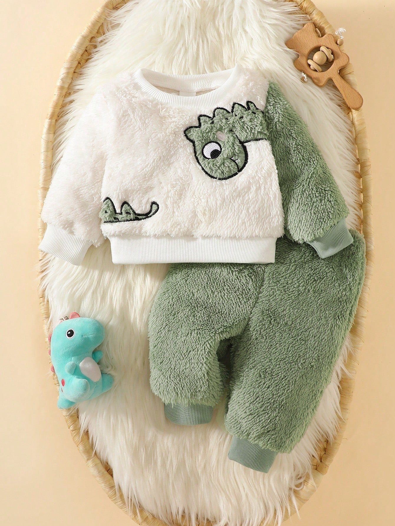 Prenda verde conjunto afelpado para bebe con dinosaurio bordado vista frontal
