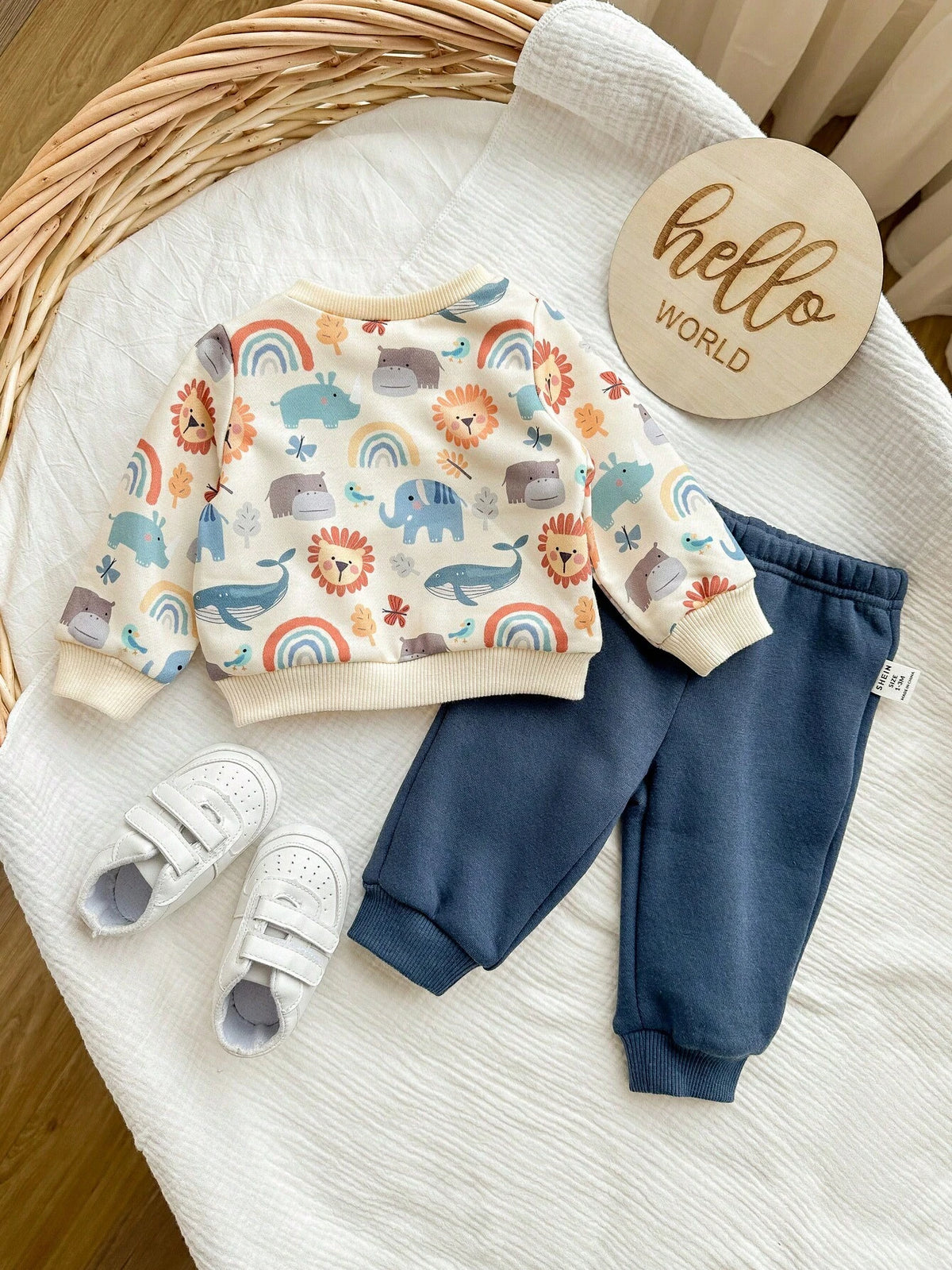 Prenda crema conjunto para bebe con estampado de animales vista trasera