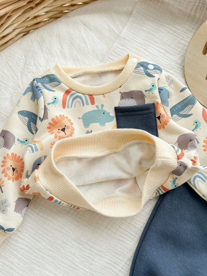 Prenda crema conjunto para bebe detalle de cuello redondo, botones a presión y bolsillo frontal