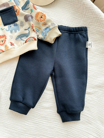 Prenda azul conjunto para bebe detalle de pantalón largo con cintura elástica y puños ajustados