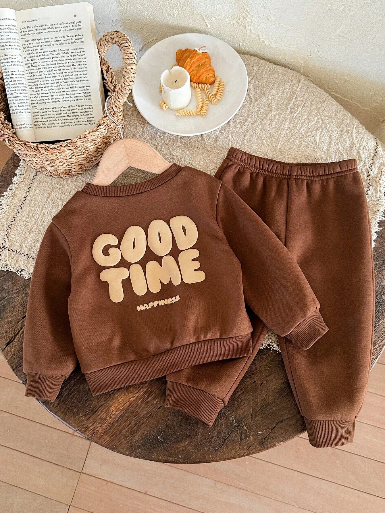 Conjunto sudadera café integral con pantalón cómodo