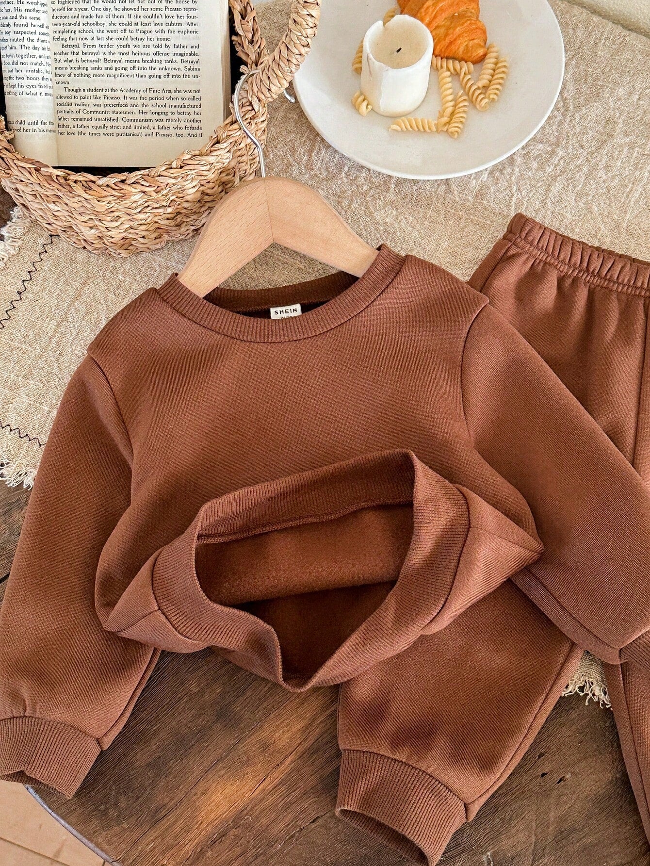 Conjunto sudadera café integral con pantalón cómodo