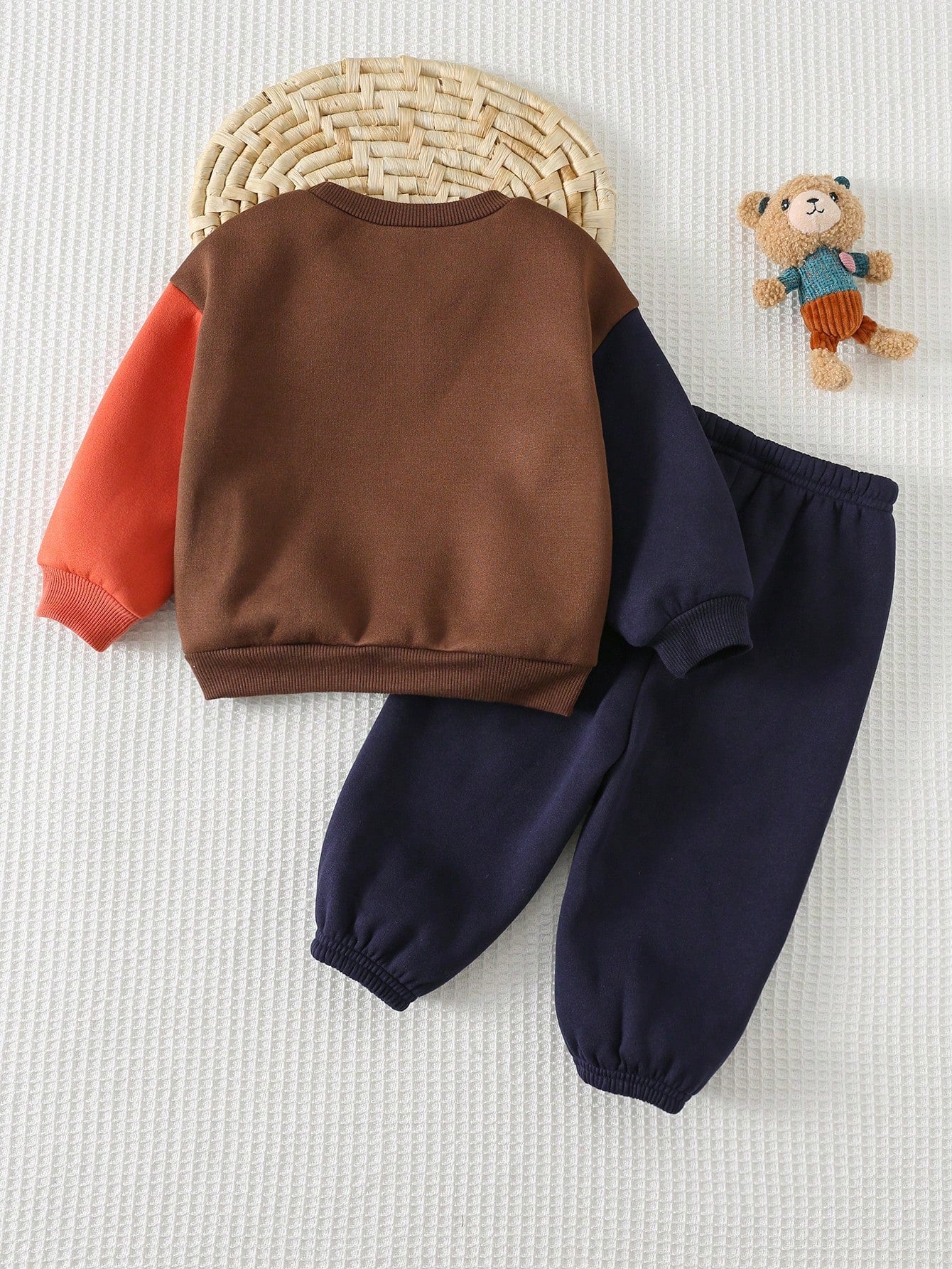Conjunto café con sudadera de animalitos y jogger