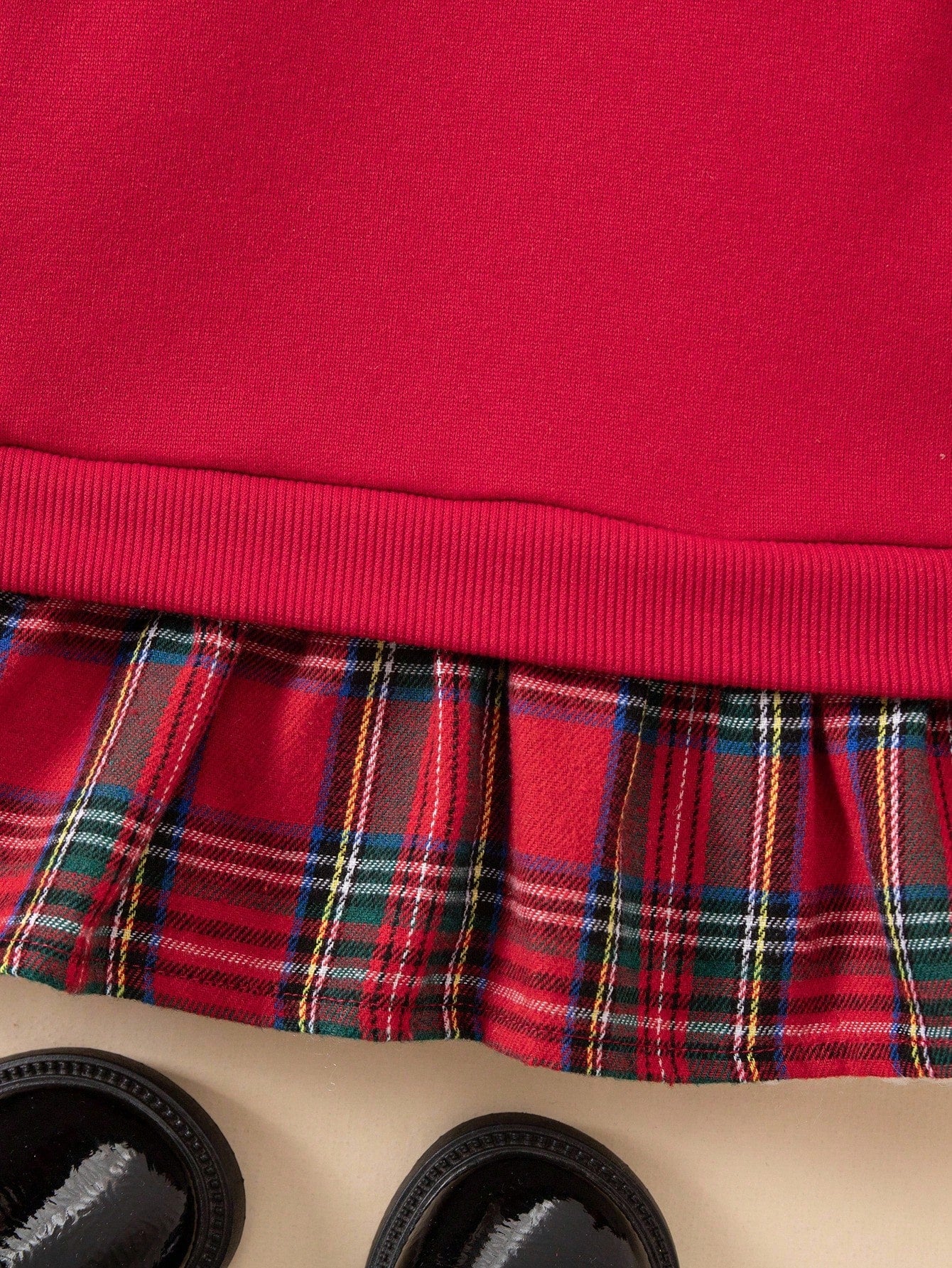 Vestido rojo con cuadros escoceses y volantes
