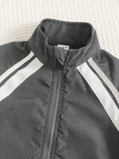 Prenda gris chaqueta deportiva para bebe con cuello alto y cremallera