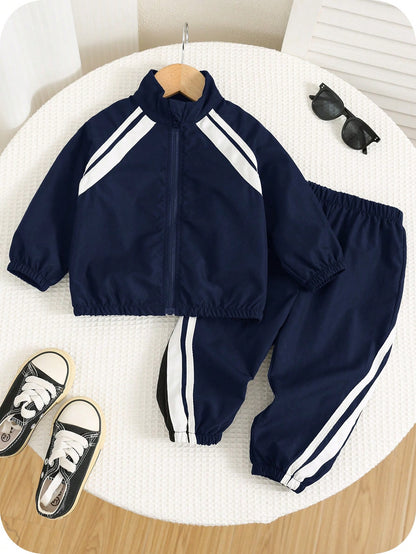 Prenda azul conjunto deportivo para bebe con franjas blancas vista frontal  