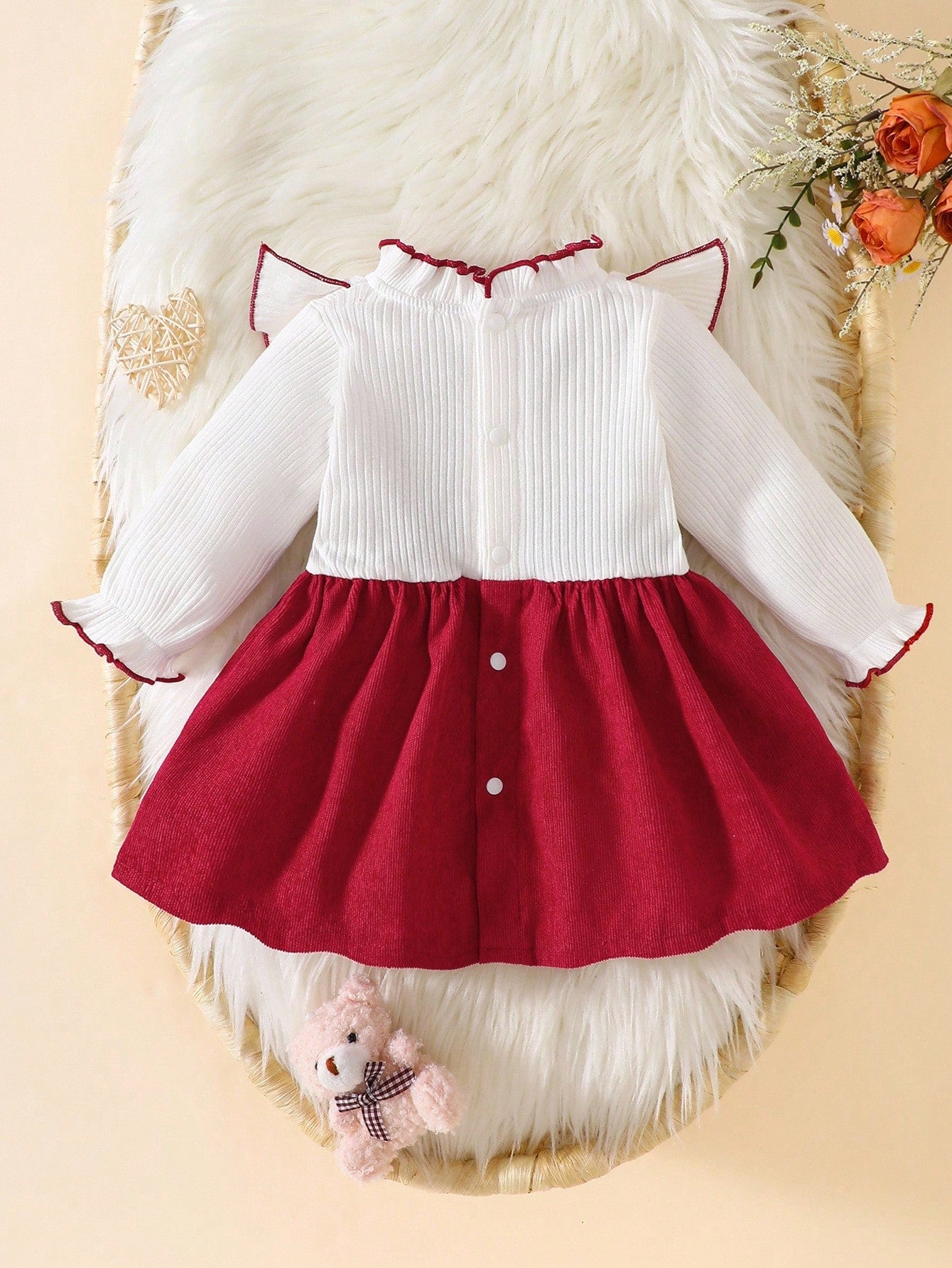Vestido blanco y rojo elegante con lazo frontal