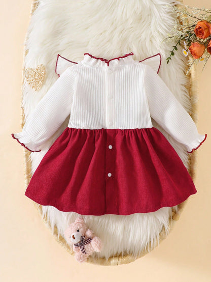 Vestido blanco y rojo elegante con lazo frontal
