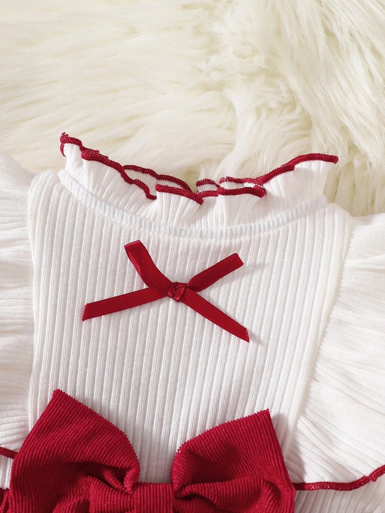 Vestido blanco y rojo elegante con lazo frontal