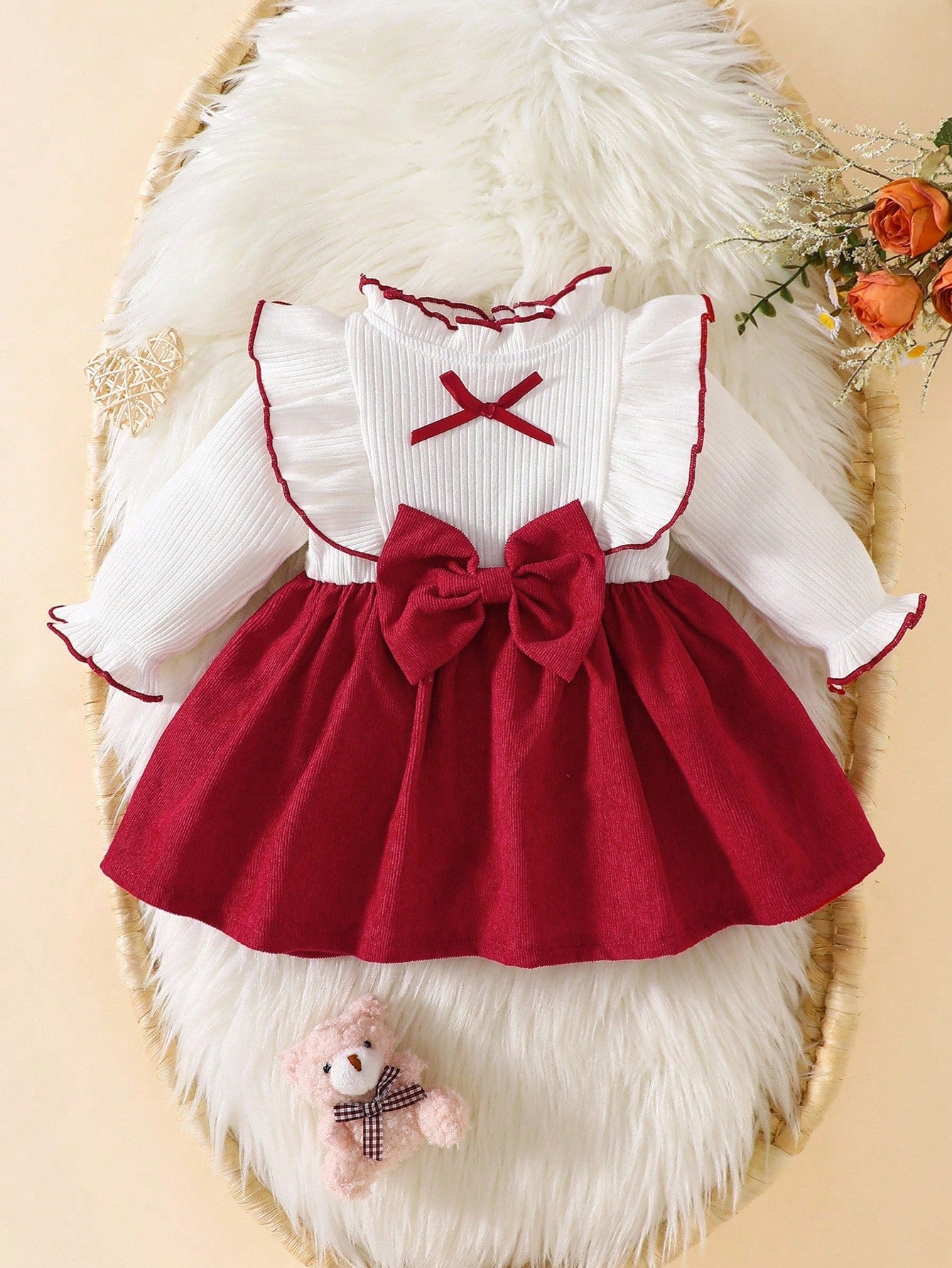 Vestido blanco y rojo elegante con lazo frontal