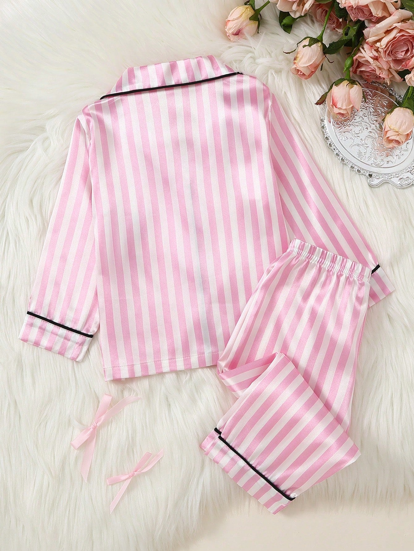 Prenda rosa pijama satinada para bebe con rayas conjunto dos piezas vista trasera