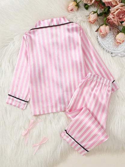 Prenda rosa pijama satinada para bebe con rayas conjunto dos piezas vista trasera