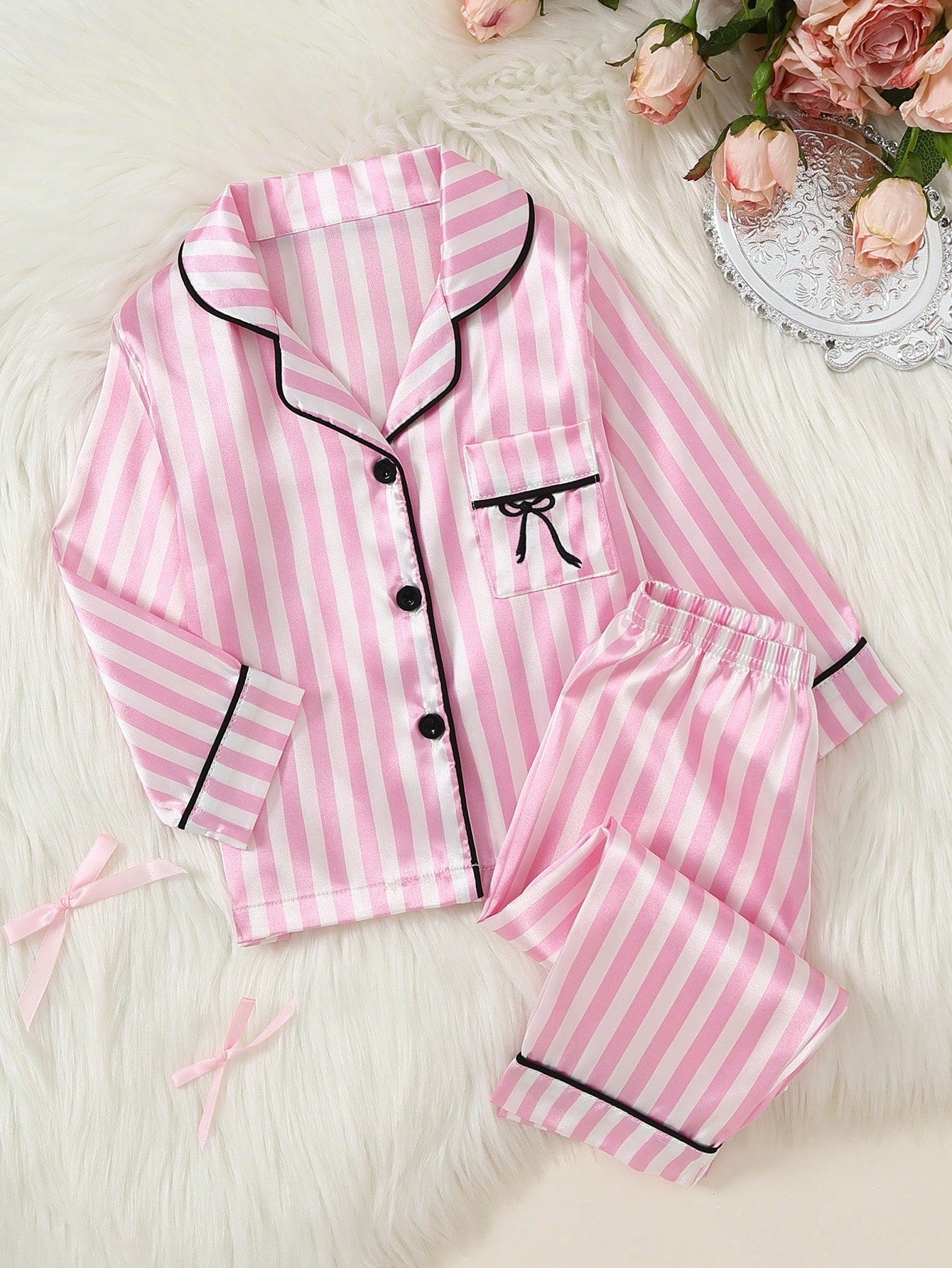 Prenda rosa pijama satinada para bebe con rayas y camisa con botones vista frontal