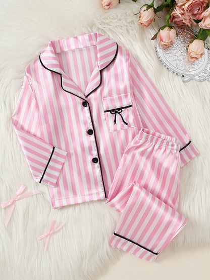 Prenda rosa pijama satinada para bebe con rayas y camisa con botones vista frontal