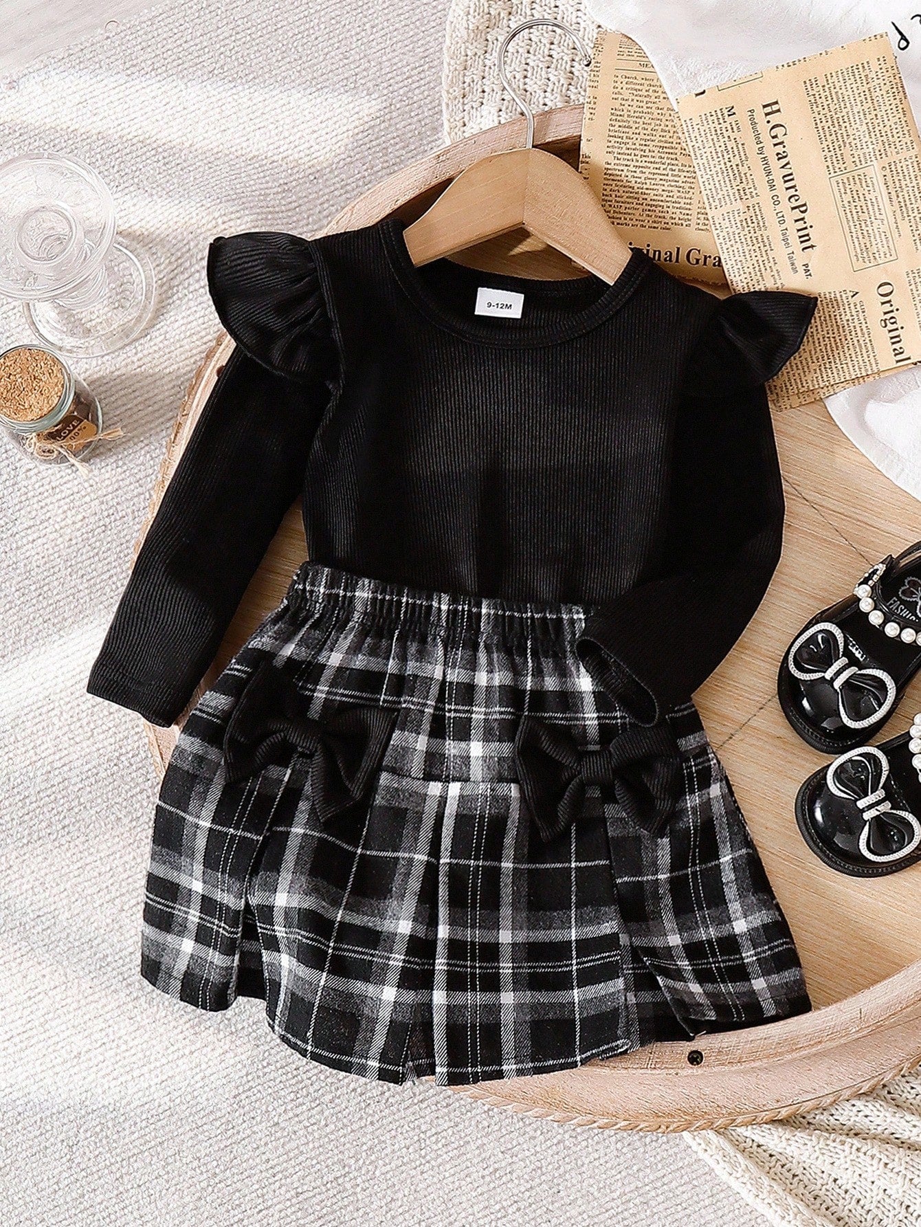 Prenda negra conjunto para bebe con top de volantes y falda a cuadros