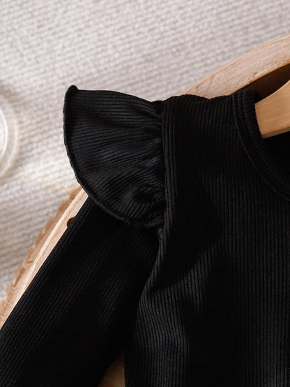 Prenda negra conjunto para bebe con detalle de volantes en los hombros