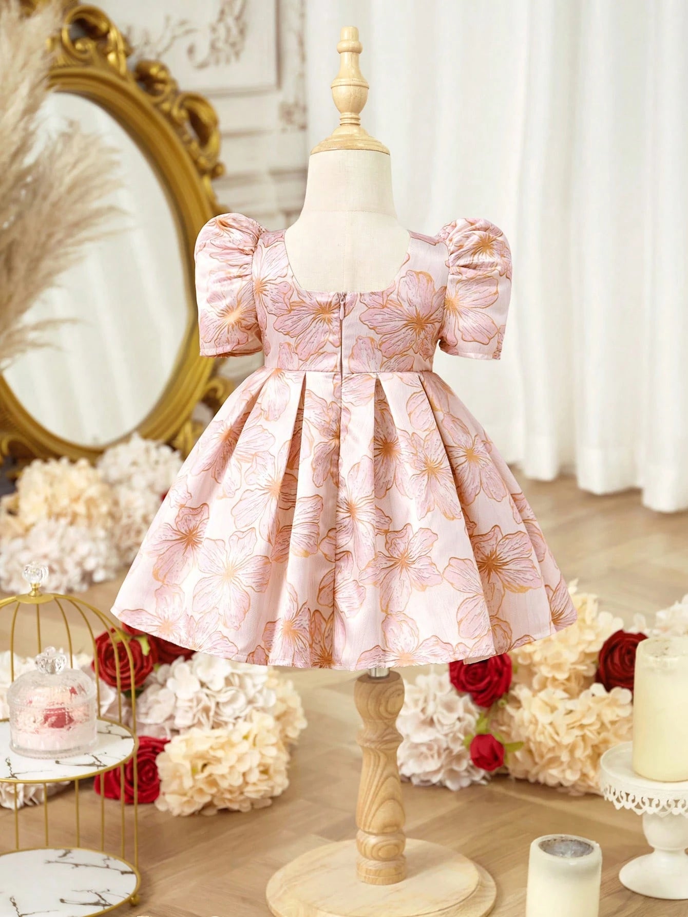 Prenda rosa vestido para bebe con estampado floral elegante vista trasera
