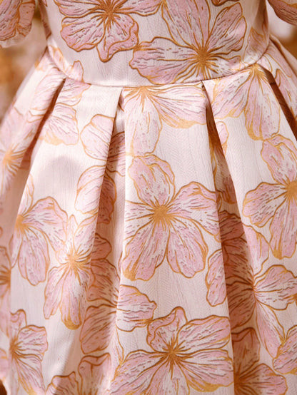 Prenda rosa vestido para bebe detalle de tela floral