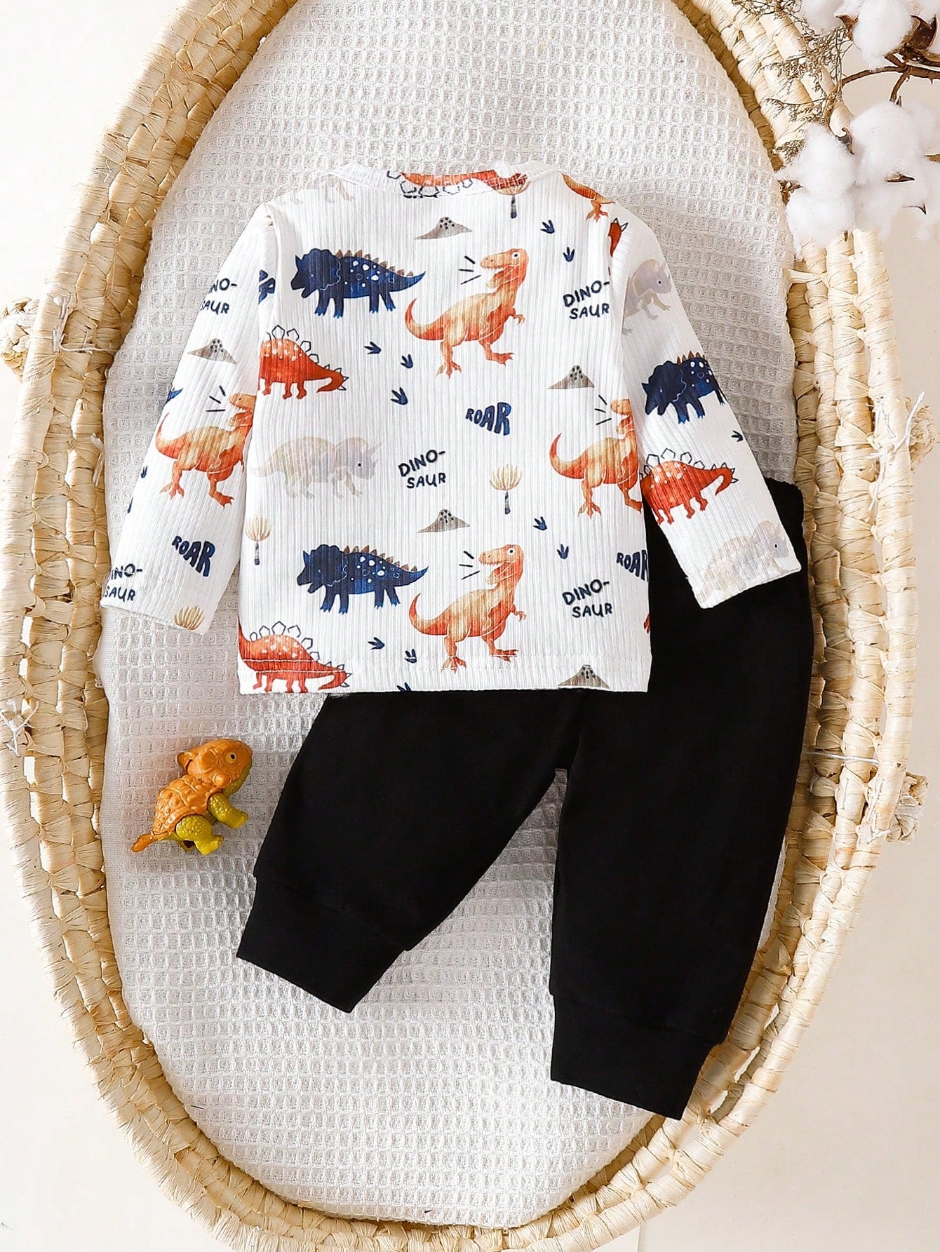 Conjunto dinosaurio blanco con pantalón negro cómodo