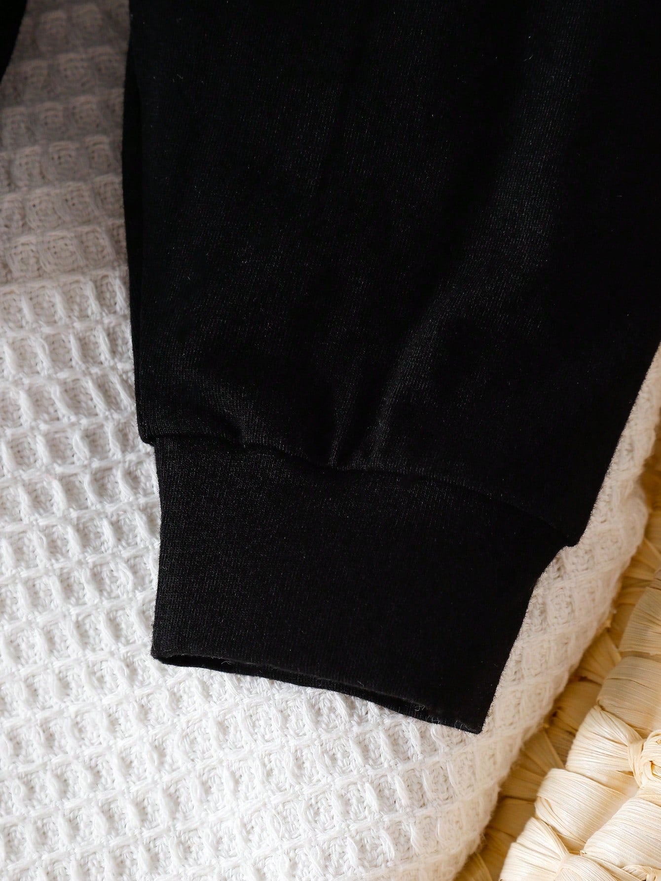 Conjunto dinosaurio blanco con pantalón negro cómodo