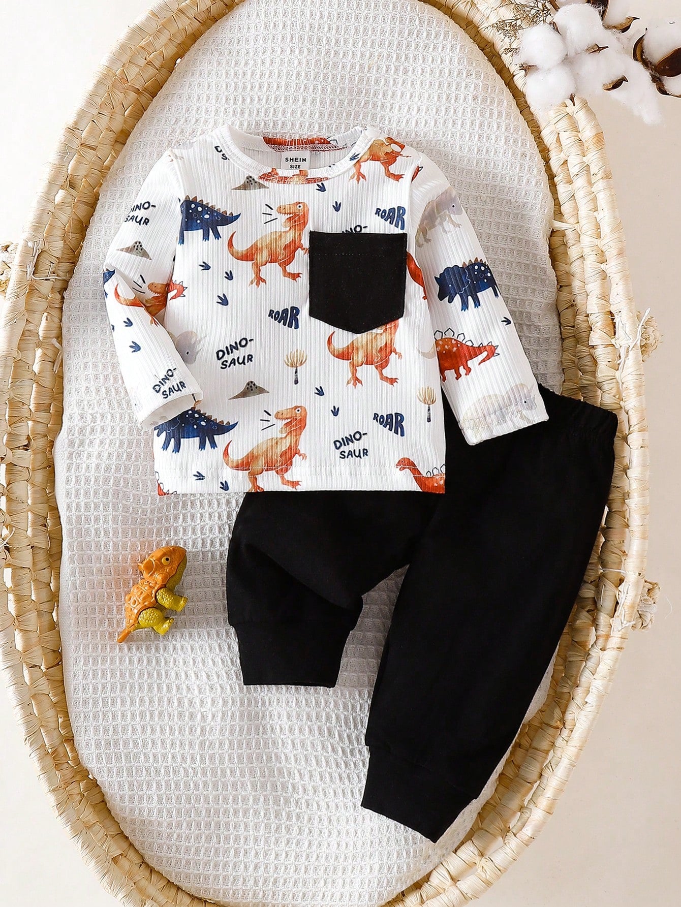 Conjunto dinosaurio blanco con pantalón negro cómodo