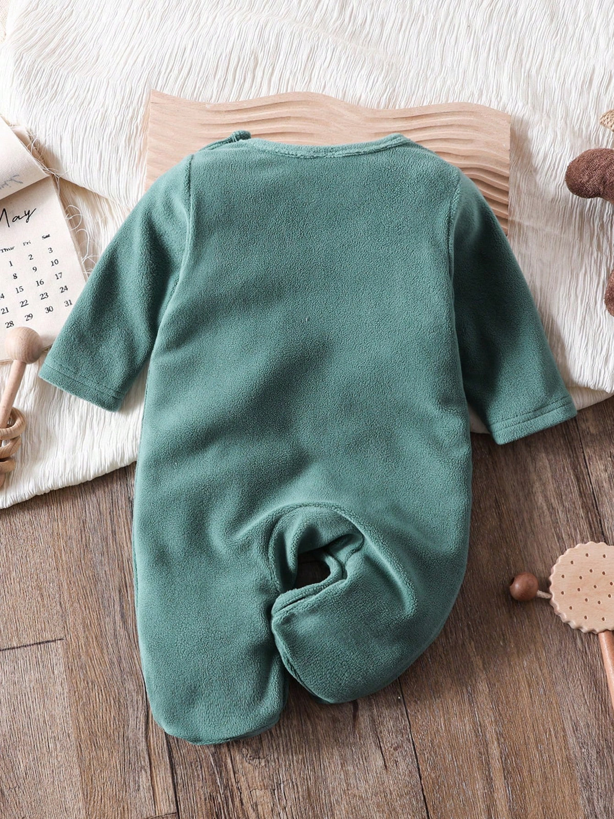 Prenda verde mameluco para bebe con elefante bordado vista trasera