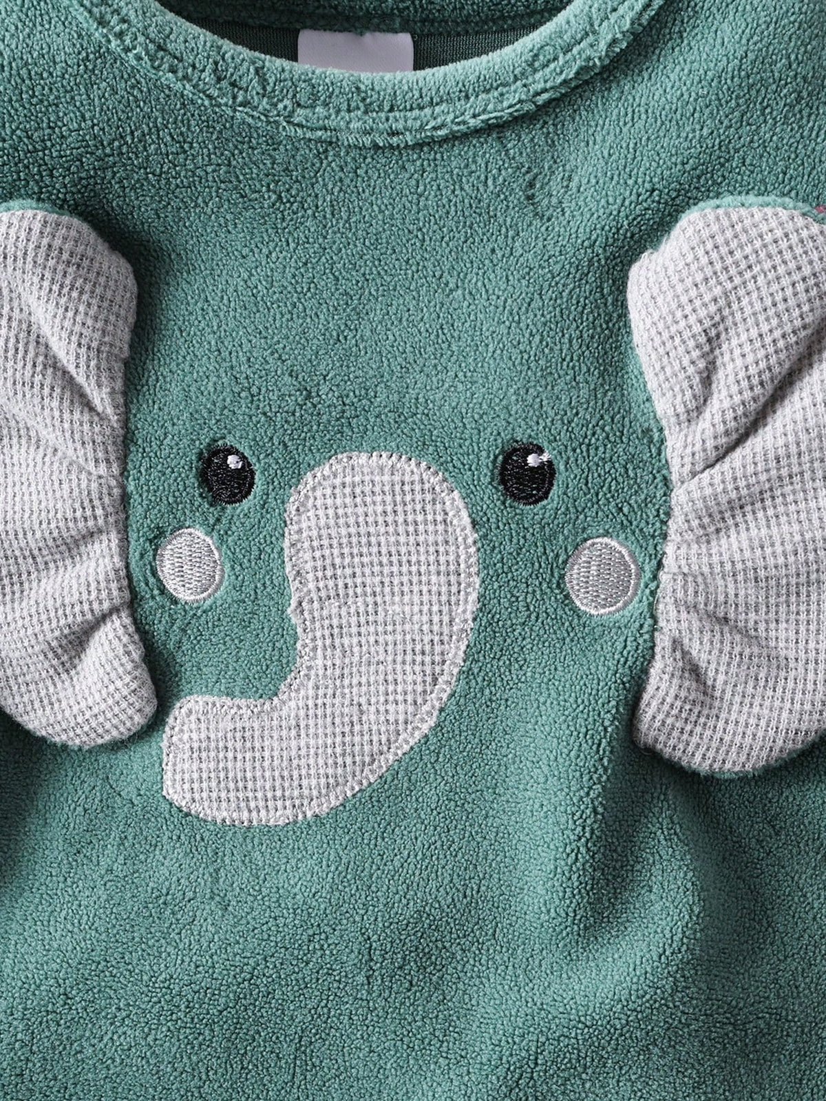 Prenda verde mameluco para bebe con detalle de elefante de peluche
