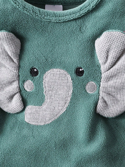 Prenda verde mameluco para bebe con detalle de elefante de peluche