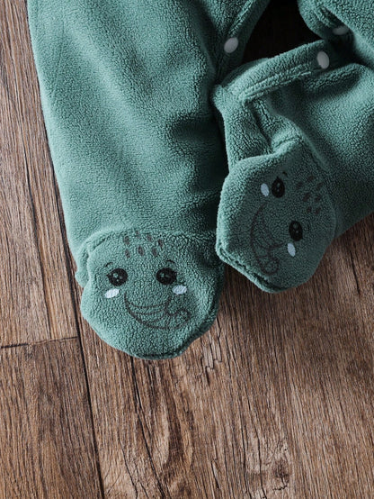 Prenda verde mameluco para bebe con detalle de pies cubiertos
