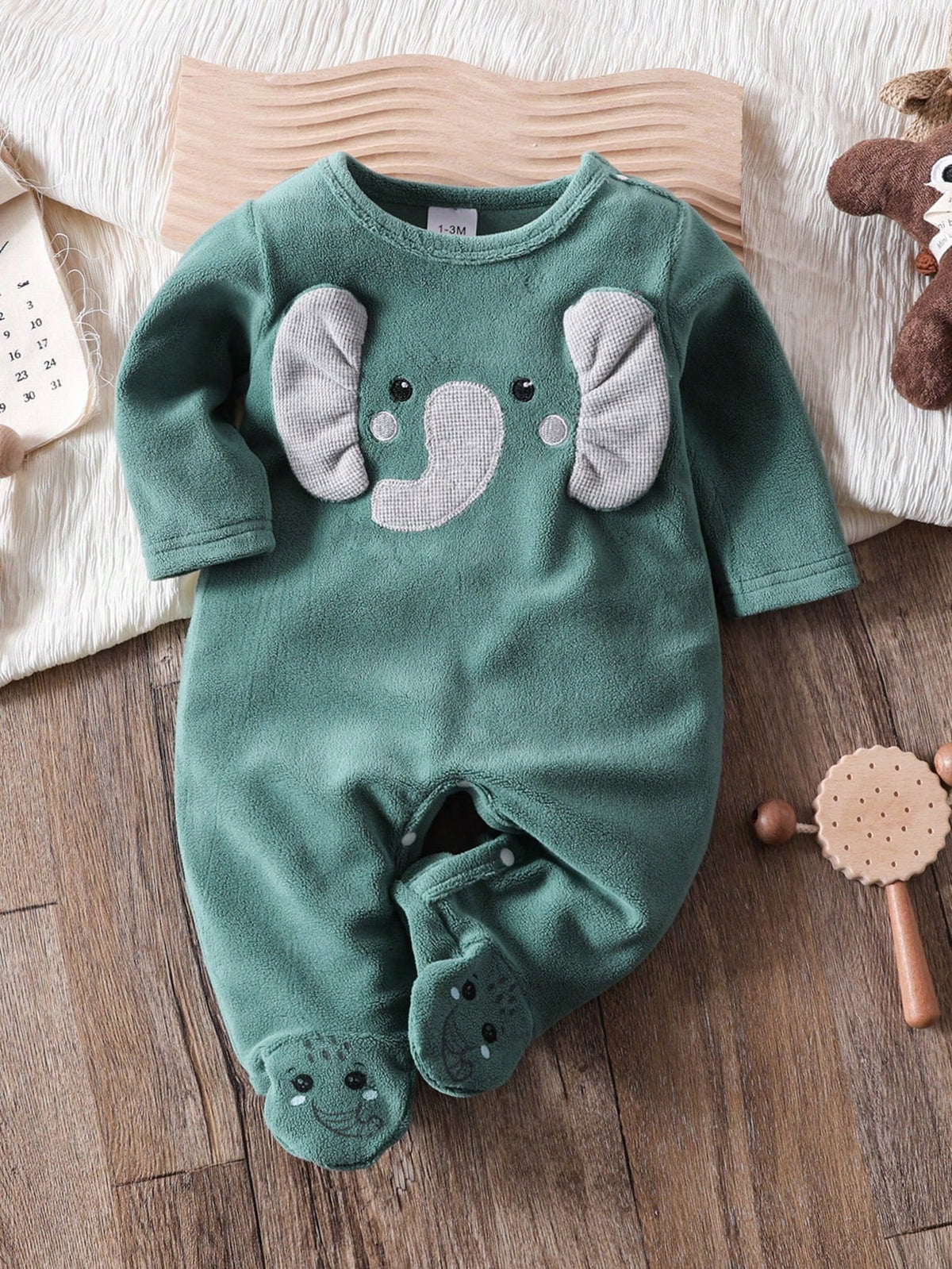 Prenda verde mameluco para bebe con elefante bordado vista frontal