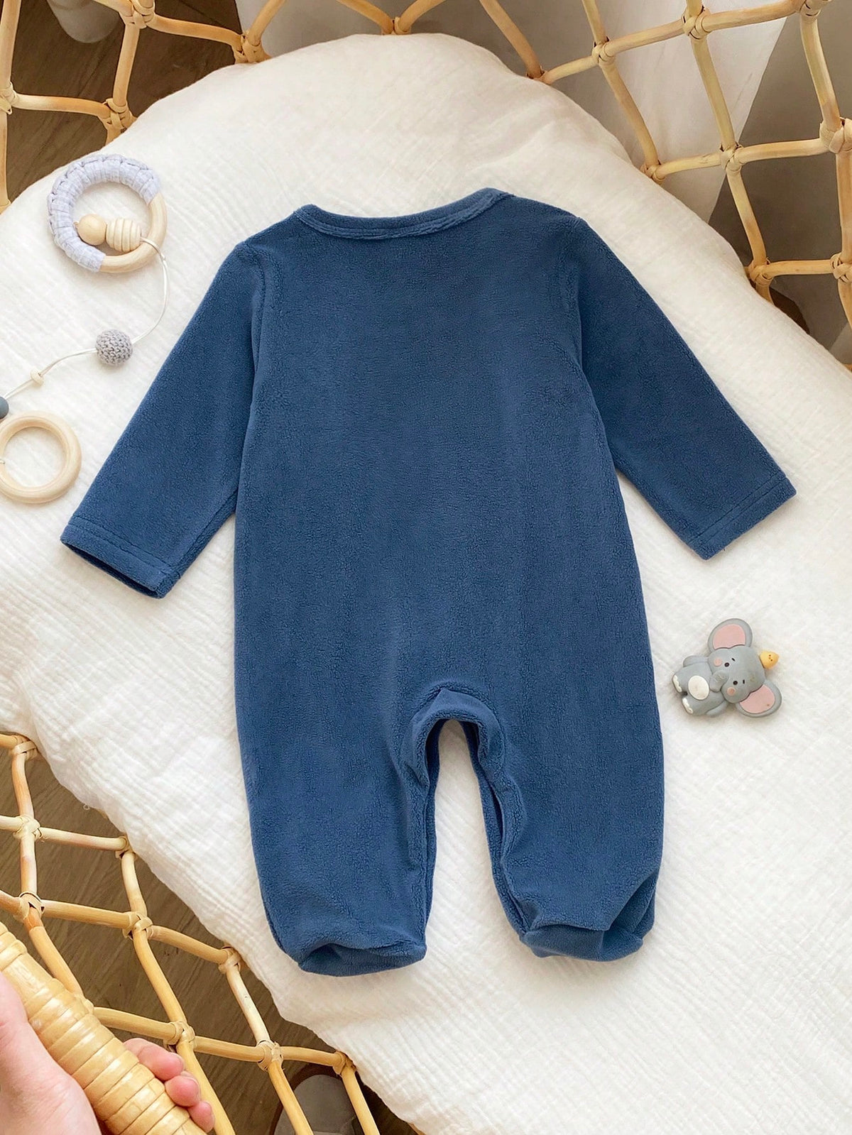 Prenda azul mameluco para bebe con elefante bordado vista trasera