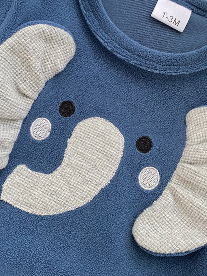 Prenda azul mameluco para bebe con detalle de elefante de peluche