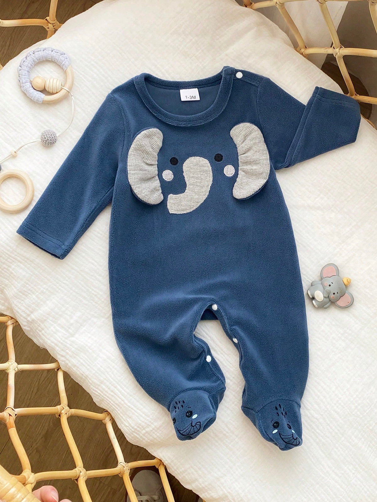 Prenda azul mameluco para bebe con elefante bordado vista frontal