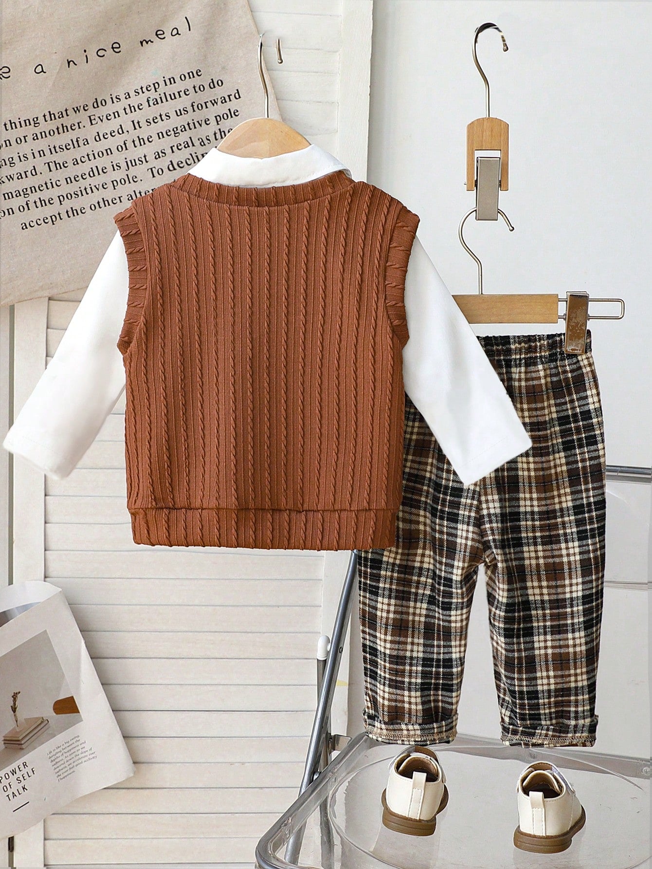 Prenda marrón conjunto para bebe con chaleco tejido vista trasera
