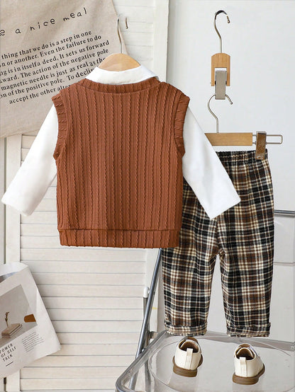 Prenda marrón conjunto para bebe con chaleco tejido vista trasera

