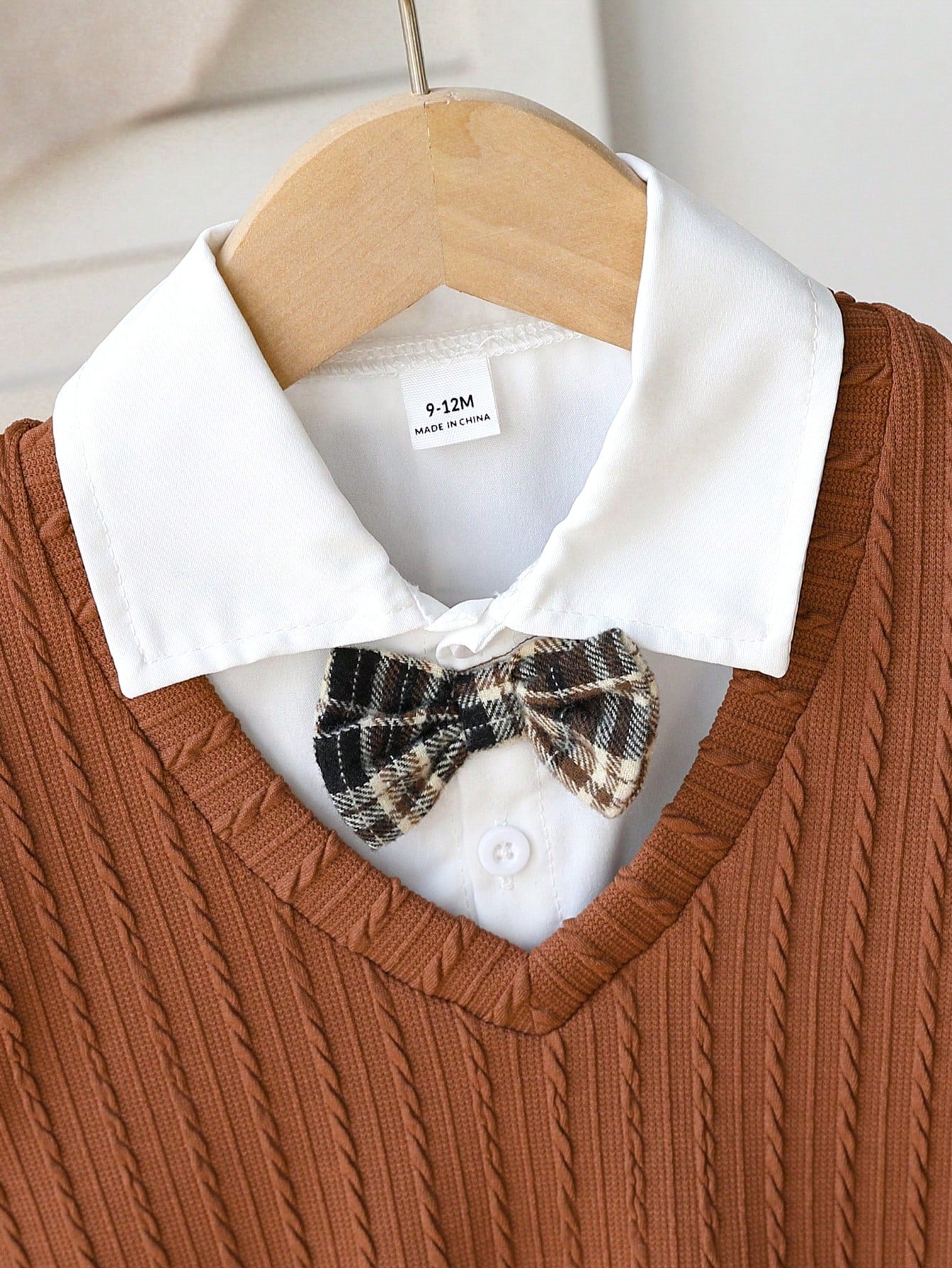 Prenda marrón conjunto para bebe con detalle de chaleco texturizado
