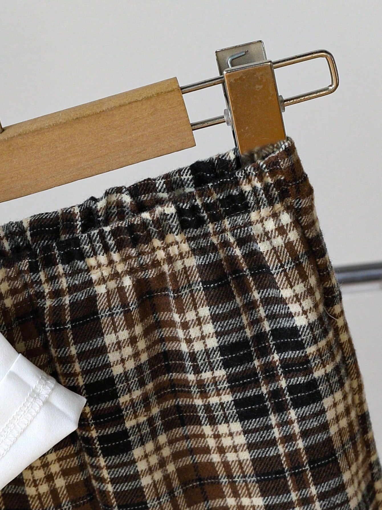 Prenda marrón conjunto para bebe con detalle de pantalón a cuadros