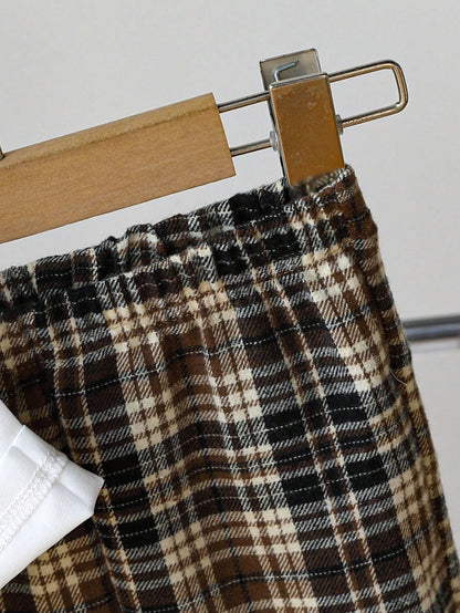 Prenda marrón conjunto para bebe con detalle de pantalón a cuadros
