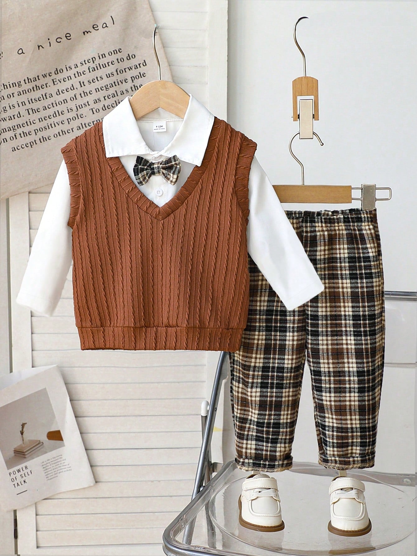 Prenda marrón conjunto para bebe con chaleco tejido y pantalón a cuadros vista frontal
