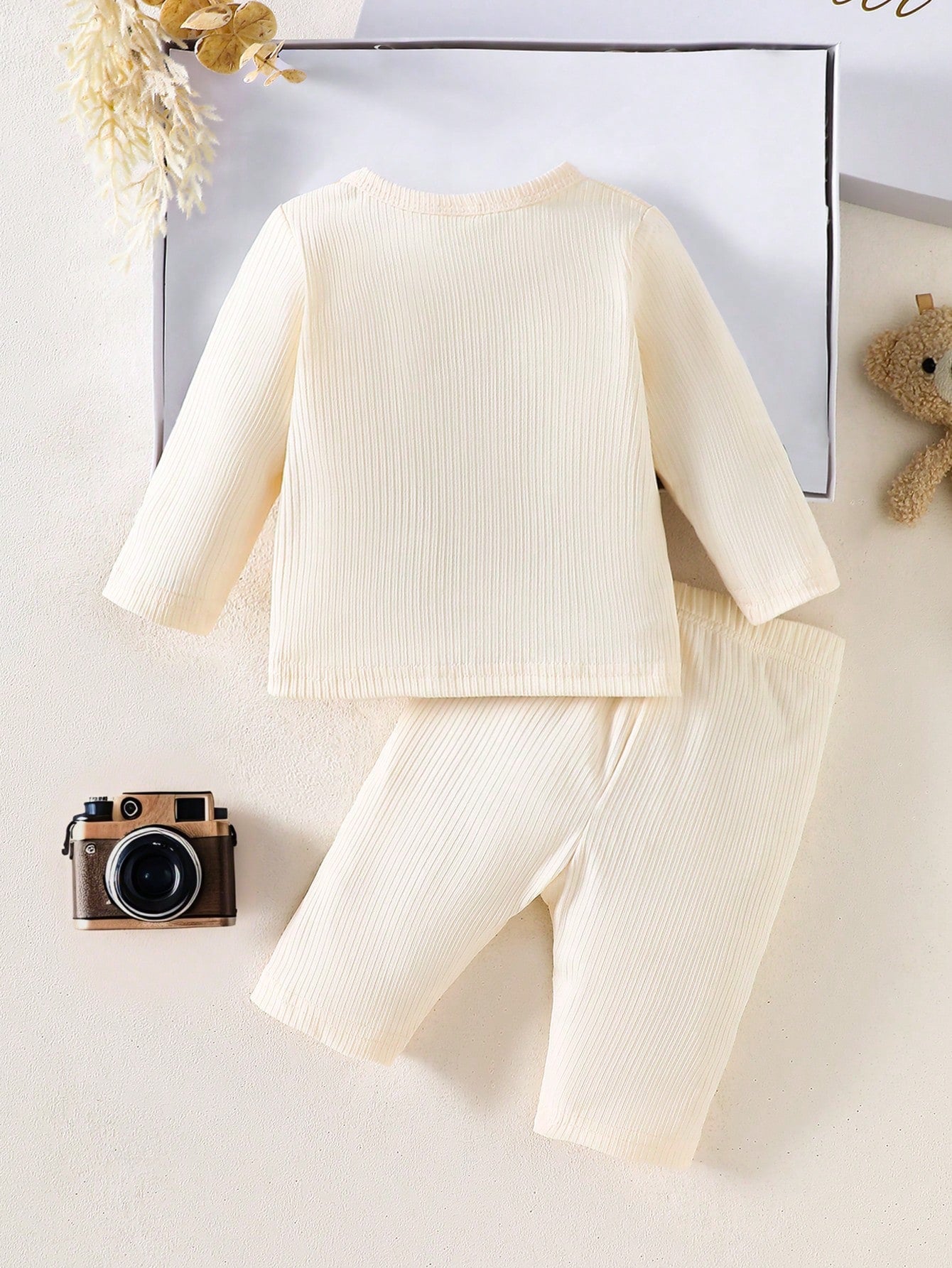Prenda crema conjunto para bebe con bolsillo de oso vista trasera