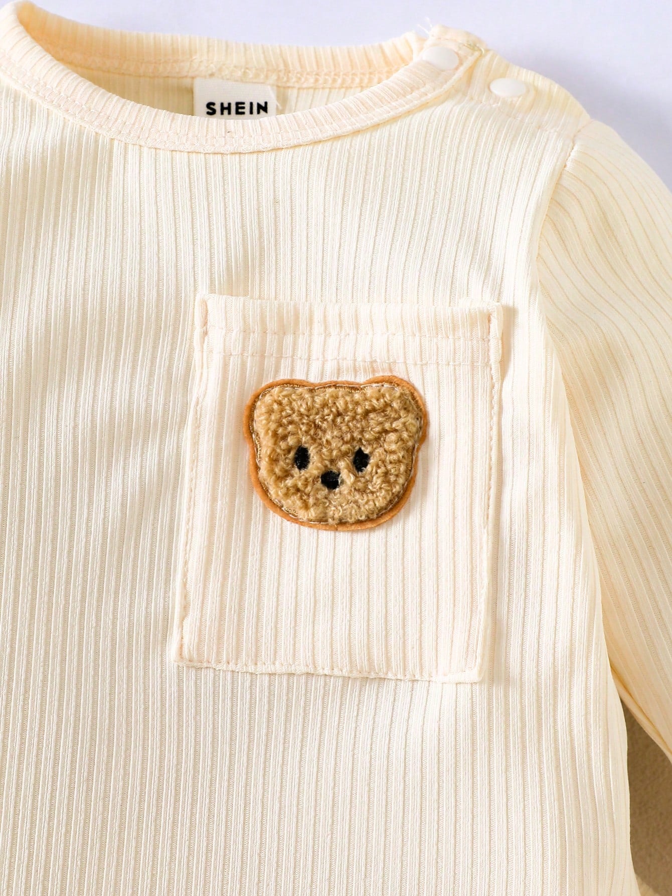 Prenda crema conjunto para bebe con detalle de parche de osito texturizado