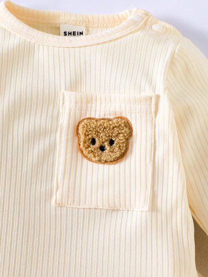 Prenda crema conjunto para bebe con detalle de parche de osito texturizado
