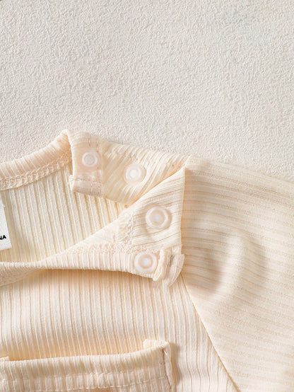 Prenda crema conjunto para bebe con detalle de botones a presión en el hombro