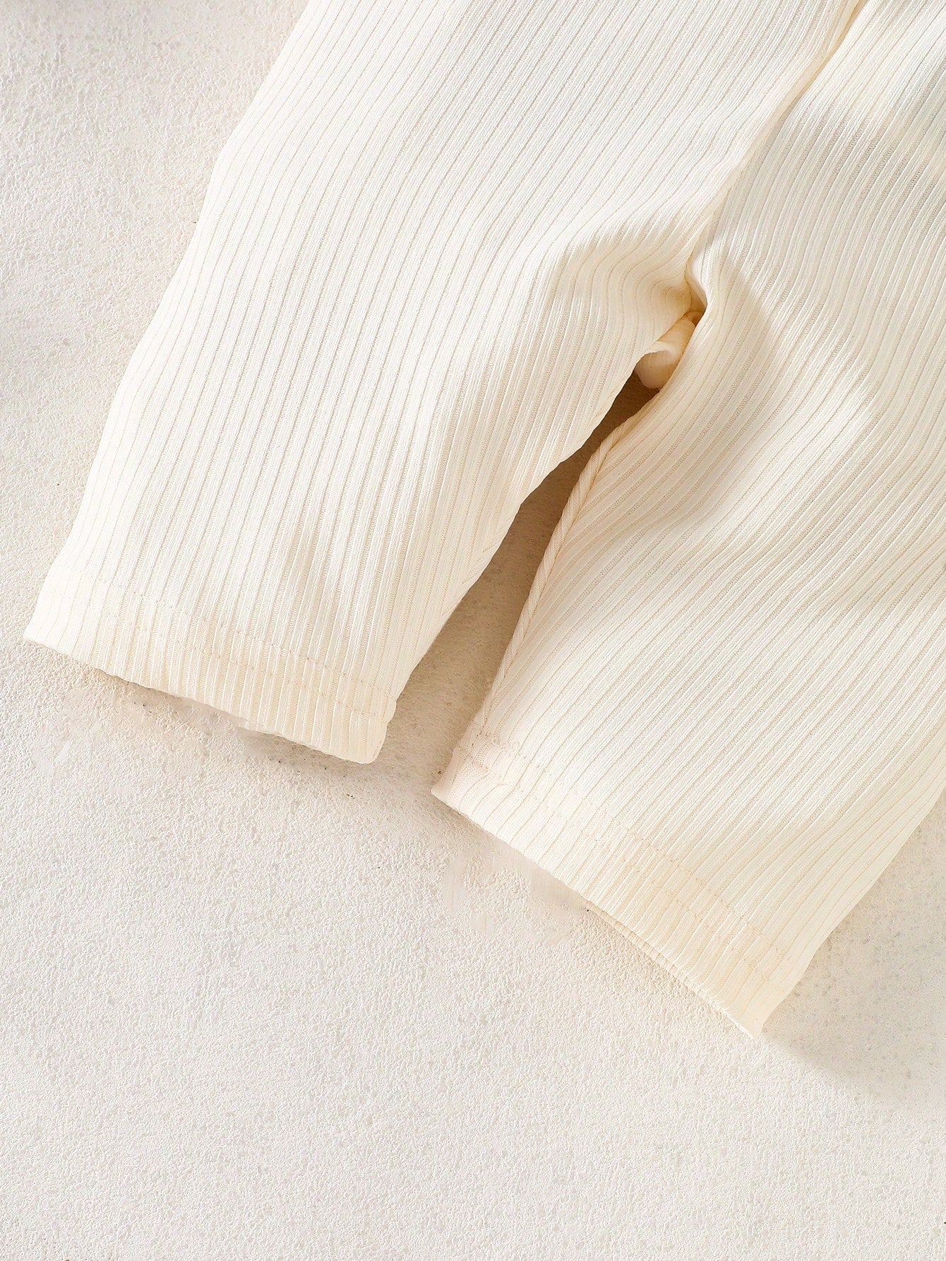 Prenda crema conjunto para bebe con pantalón acanalado y cintura elástica
