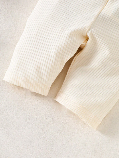 Prenda crema conjunto para bebe con pantalón acanalado y cintura elástica