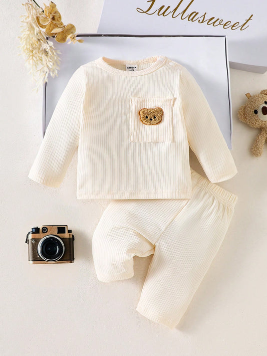 Prenda crema conjunto para bebe con bolsillo de oso vista frontal