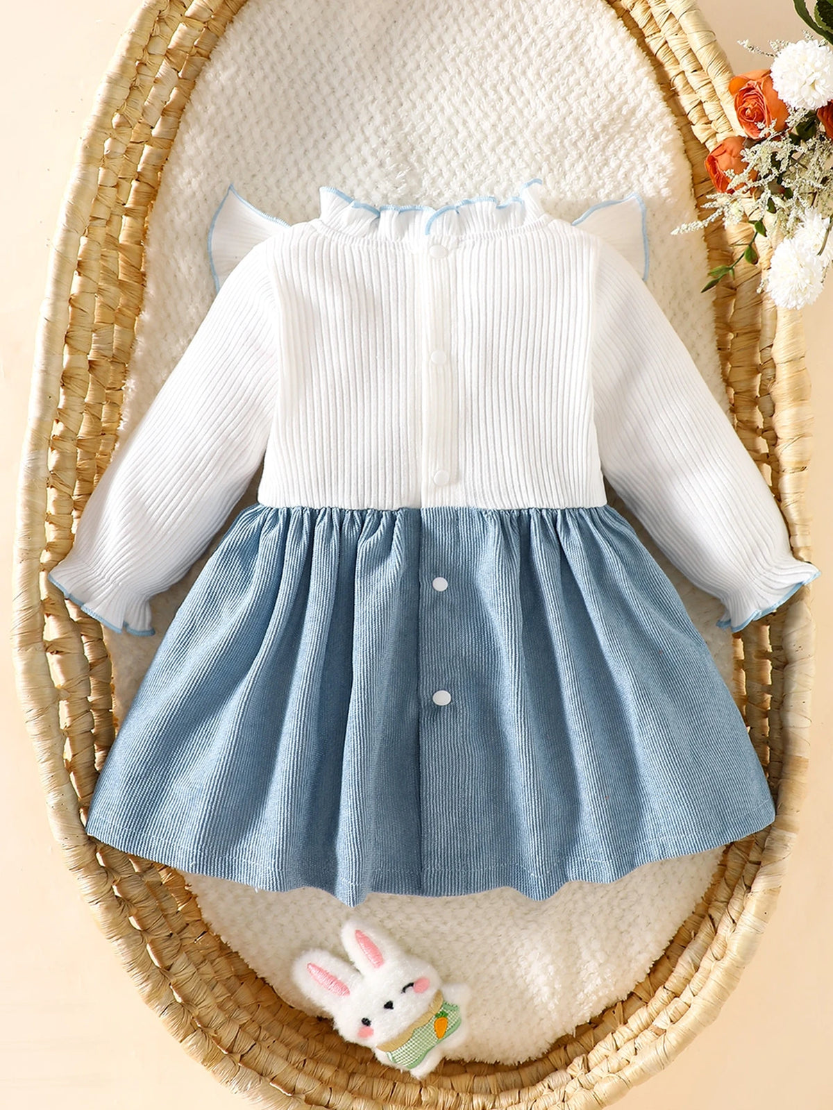 Prenda azul y blanca vestido para bebe vista trasera
