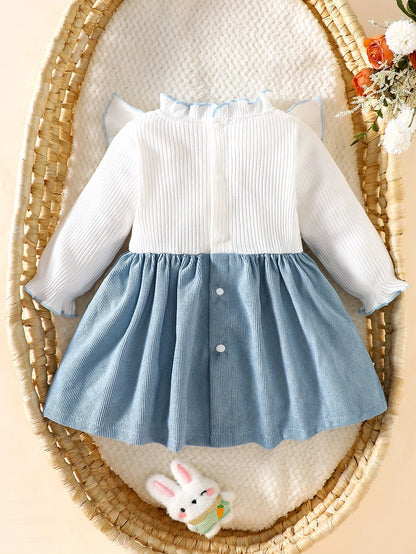 Prenda azul y blanca vestido para bebe vista trasera

